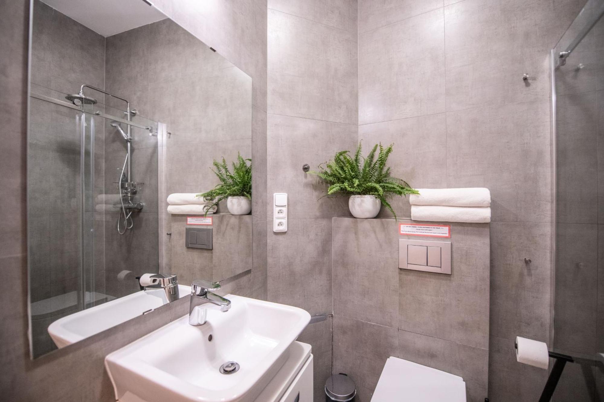 Modern Downtown Apt - Renovated, On Ideal Location Prag Exteriör bild
